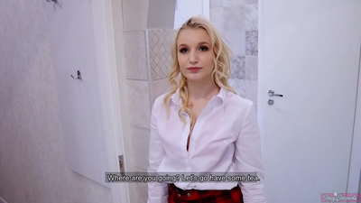 Young College girl tradisce u so fidanzatu cù u so amicu | POV è cum in a so figa!